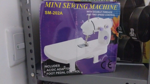 MINI MAQUINA DE COSER CON TABLERO