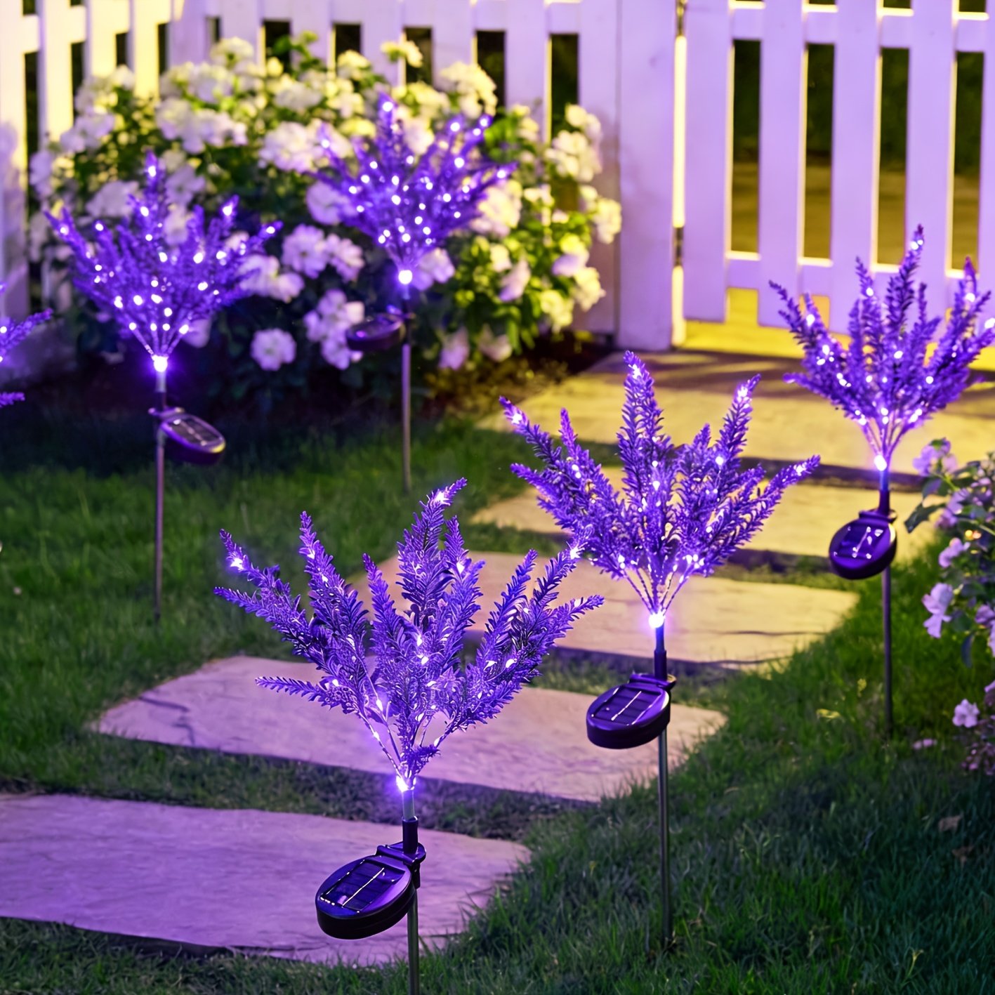 Un juego de luces LED solares de jardín con forma de lavanda, con 7 flores artificiales, diseñadas para decoración exterior. Ideal para senderos, céspedes y patios traseros – Equipadas con un interruptor automático para iluminación de paisaje