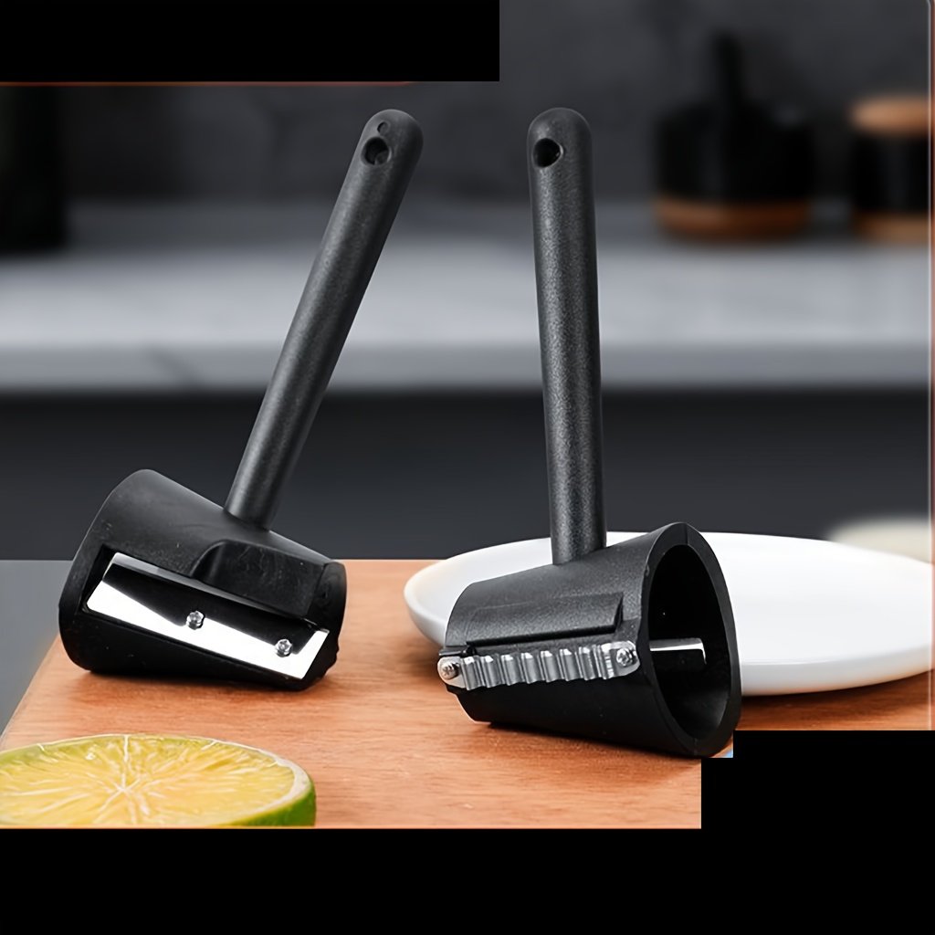 Con solo un suave rodillo, puedes crear flores de frutas. Esta herramienta de cocina multifuncional es perfecta para pelar y tallar verduras y frutas, creando hermosas decoraciones de pepino y zanahoria para tus platos. Es un excelente asistente para un