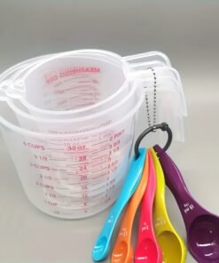 Un juego de vasos y cucharas medidoras de plástico, que incluye cinco cucharas apilables, ideal para mediciones precisas en la cocina y la repostería. Estos vasos medidores cuentan con un boquilla y mango, lo que los convierte en herramientas de cocina esenciales.