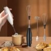 1pc Batidor Eléctrico de Mano para Espumar Leche - Portátil - Batidor de Huevos, Espumador para Café, Latte, Cappuccino, Matcha con Recipiente de Plástico Ligero, Ideal para Viajes, Camping, Picnics - Adecuado para Bebidas de Café y Té