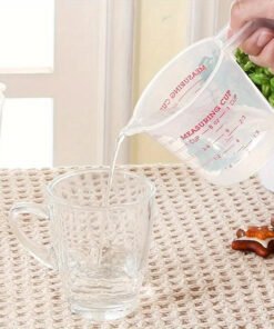 Alternative view of Un juego de vasos y cucharas medidoras de plástico, que incluye cinco