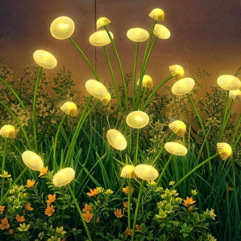 La luz solar para jardín tiene un diseño en forma de hongo, lo que la hace ideal para decoraciones festivas en 36 países, adecuada para jardines, patios y caminos. Los usuarios pueden elegir entre cuatro efectos de iluminación diferentes.