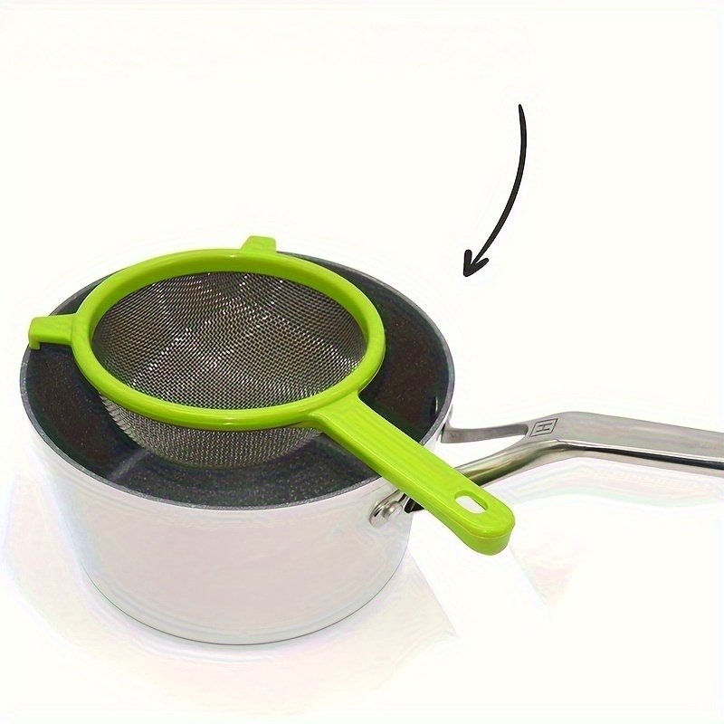 Juego de 4 coladores multifuncionales con asa - Filtro de cocina colorido, apto para té, zumo, leche de soja - Diseño duradero de plástico de grado alimenticio, asa ergonómica y malla fina - Utensilio de cocina que ahorra espacio, jarra filtradora de agua para encimera, infusor de té, diseño